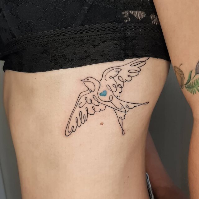 tattoo feminin hirondelle 77