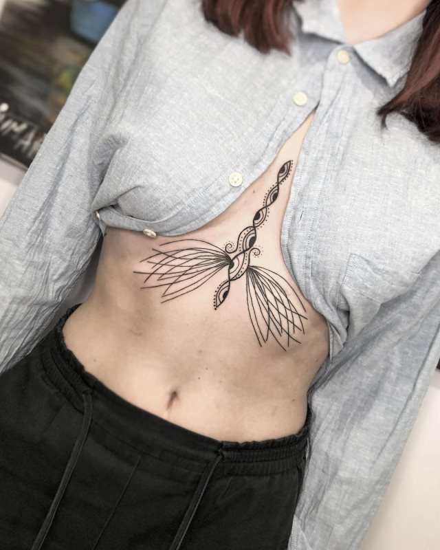 tattoo feminin libellule 01