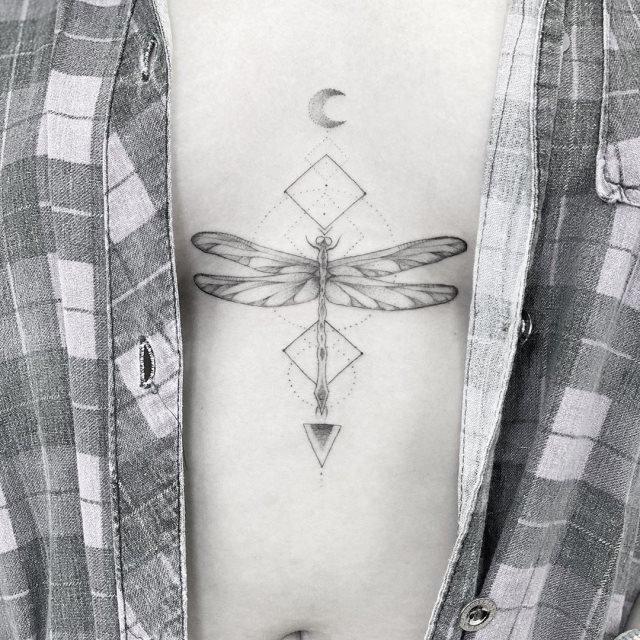 tattoo feminin libellule 03