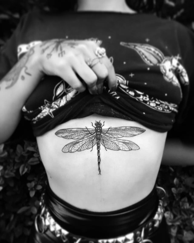 tattoo feminin libellule 16