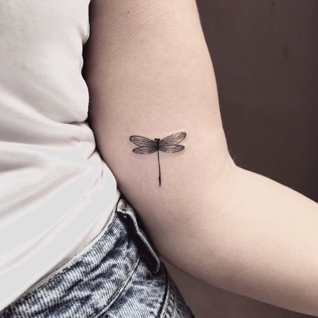 tattoo feminin libellule 28