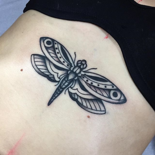 tattoo feminin libellule 34