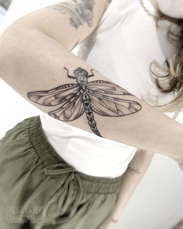 tattoo feminin libellule 41