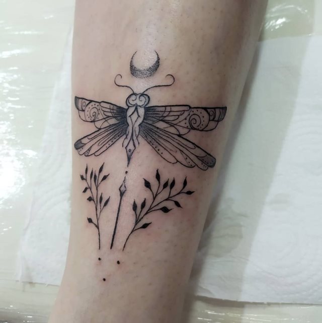 tattoo feminin libellule 42