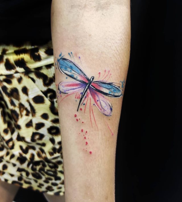 tattoo feminin libellule 44