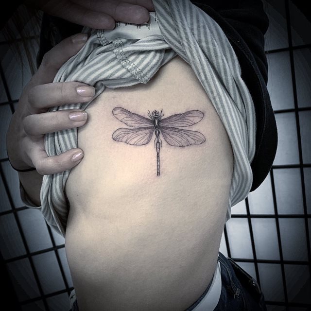 tattoo feminin libellule 46