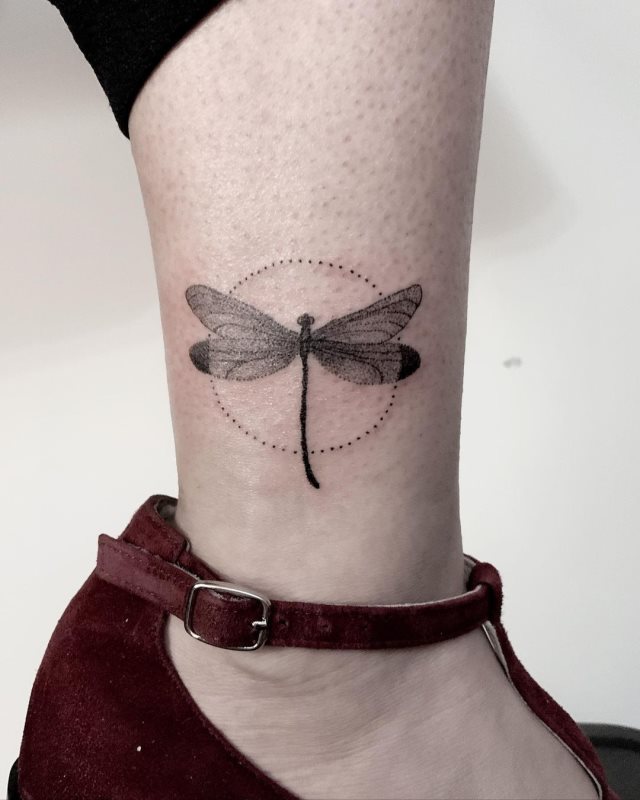 tattoo feminin libellule 47