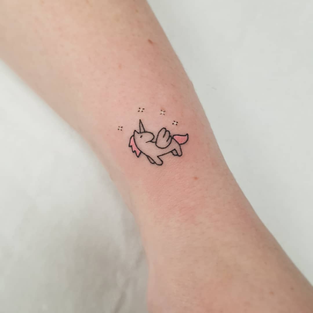 tattoo feminin licorne 01