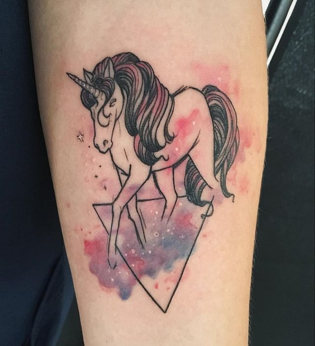 tattoo feminin licorne 04