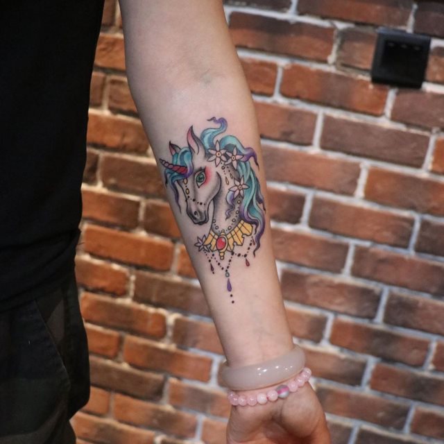 tattoo feminin licorne 07