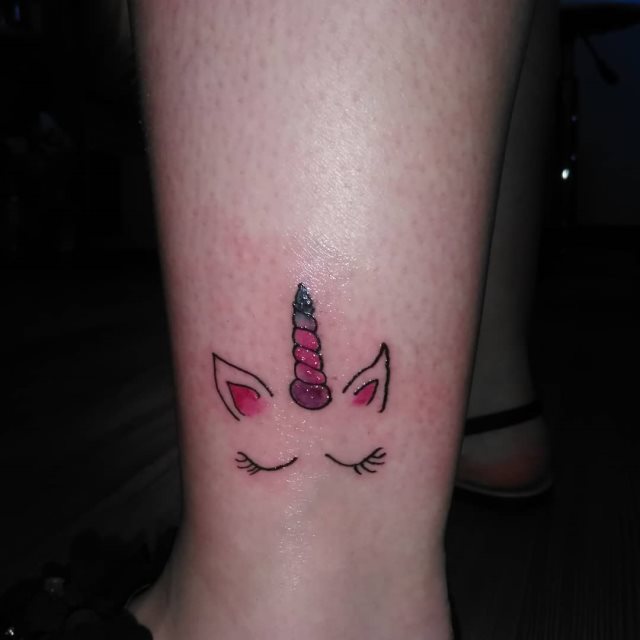 tattoo feminin licorne 08