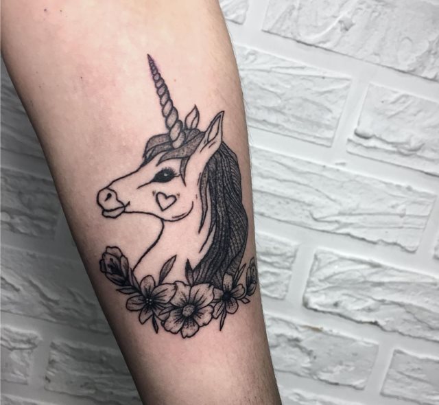 tattoo feminin licorne 12