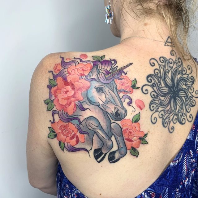tattoo feminin licorne 13