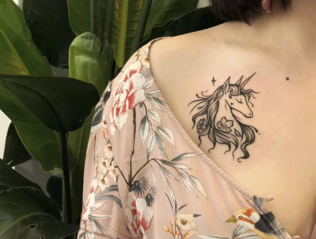 tattoo feminin licorne 15