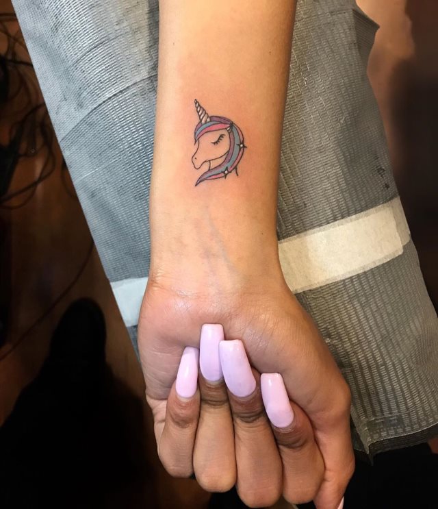 tattoo feminin licorne 16