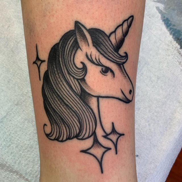 tattoo feminin licorne 19