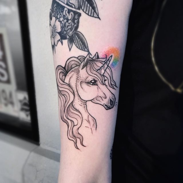 tattoo feminin licorne 31