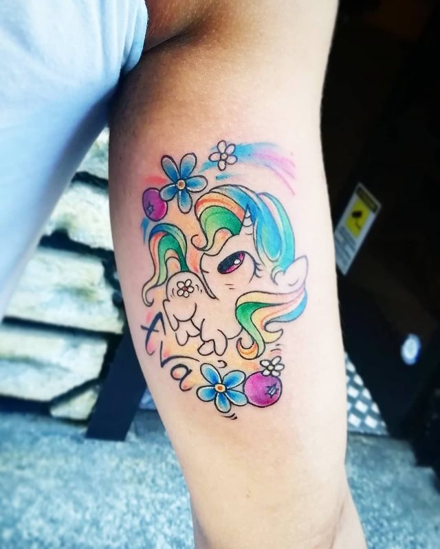 tattoo feminin licorne 33