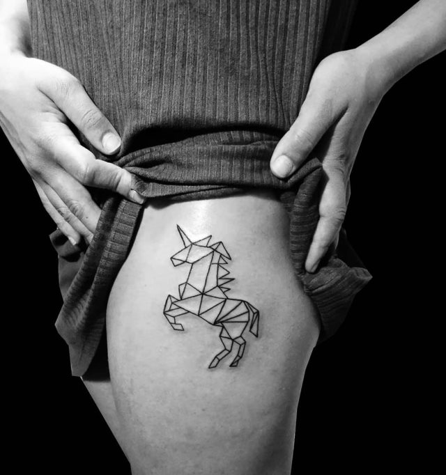 tattoo feminin licorne 34