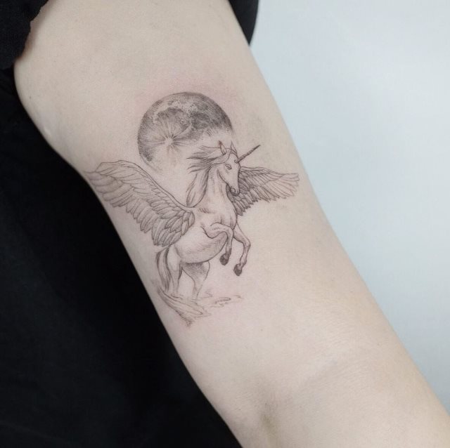 tattoo feminin licorne 36