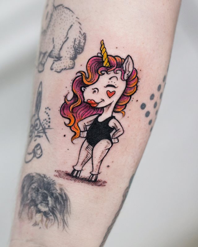 tattoo feminin licorne 42