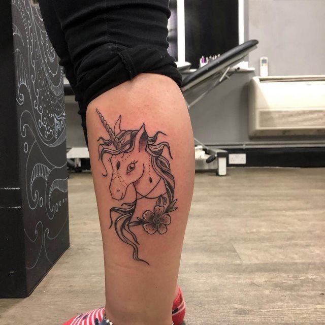 tattoo feminin licorne 44