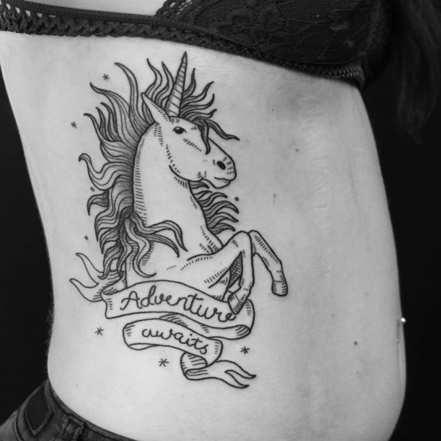 tattoo feminin licorne 45