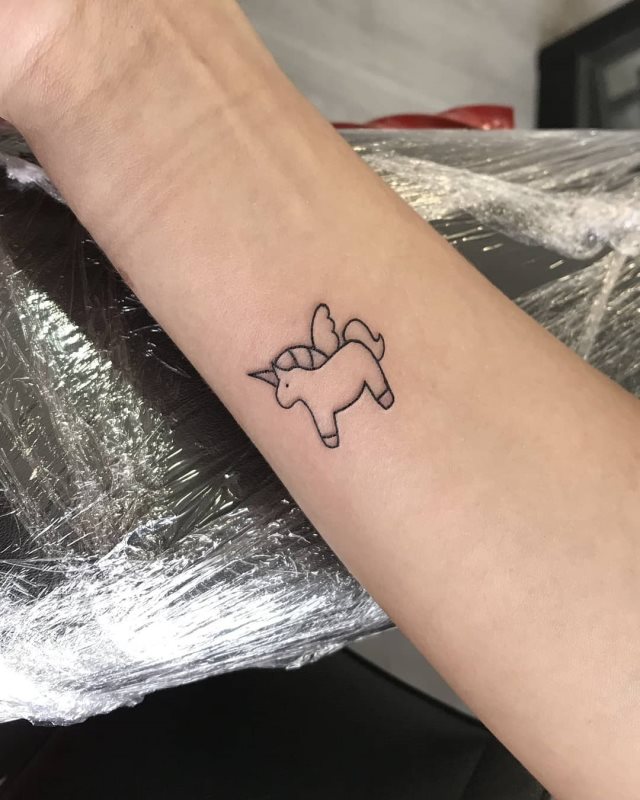 tattoo feminin licorne 47