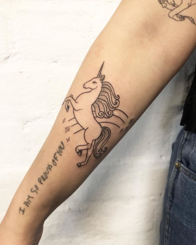 tattoo feminin licorne 54