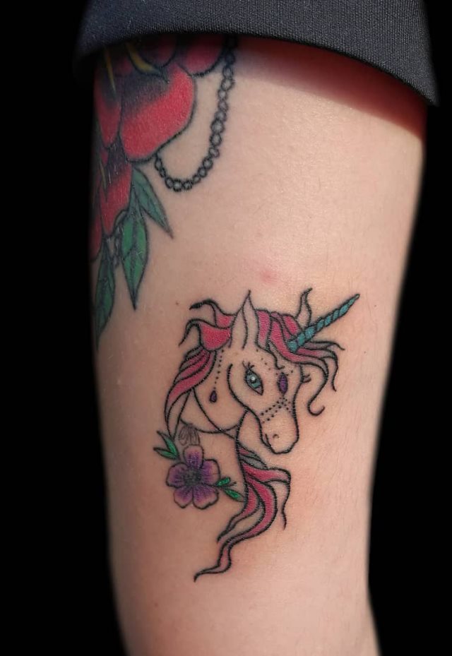 tattoo feminin licorne 55