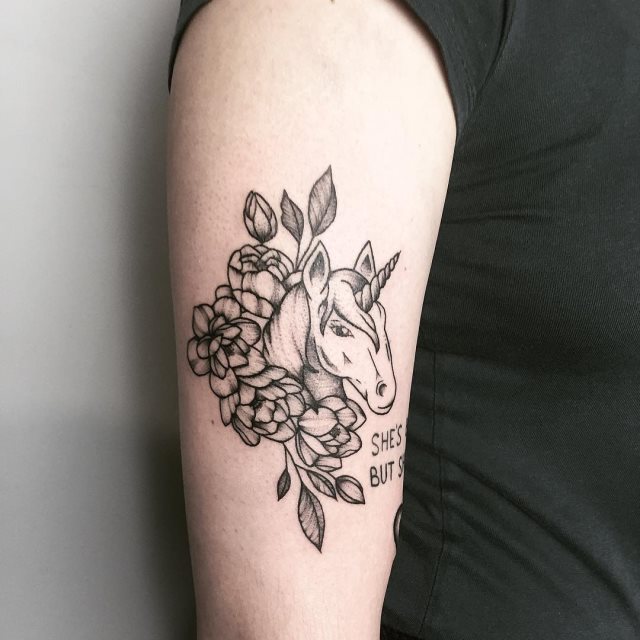 tattoo feminin licorne 62