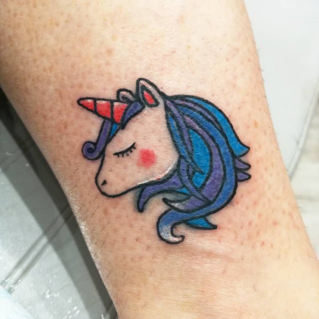 tattoo feminin licorne 69