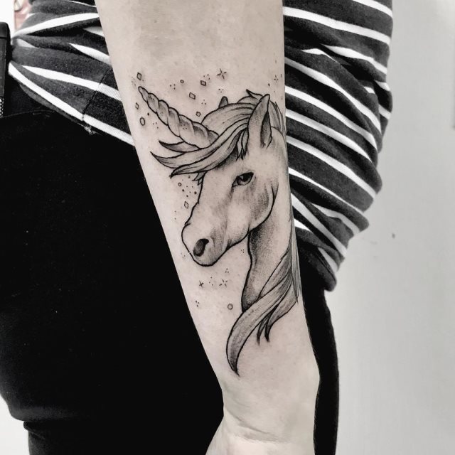 tattoo feminin licorne 77