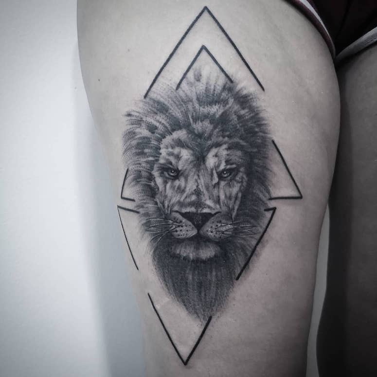 tattoo feminin lion 01