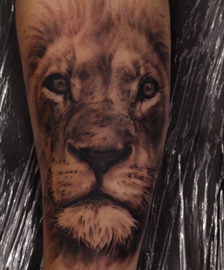 tattoo feminin lion 02