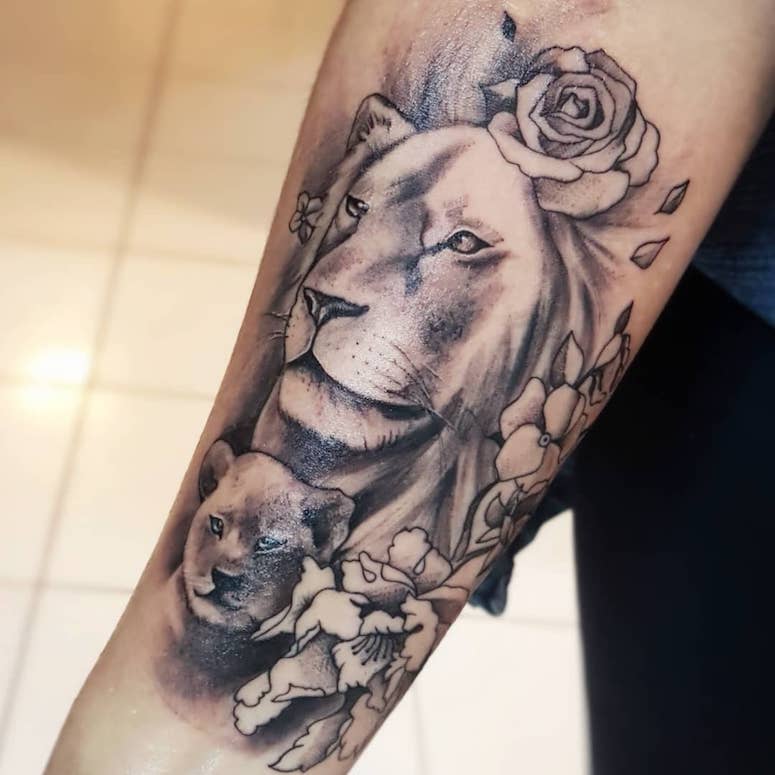 tattoo feminin lion 04