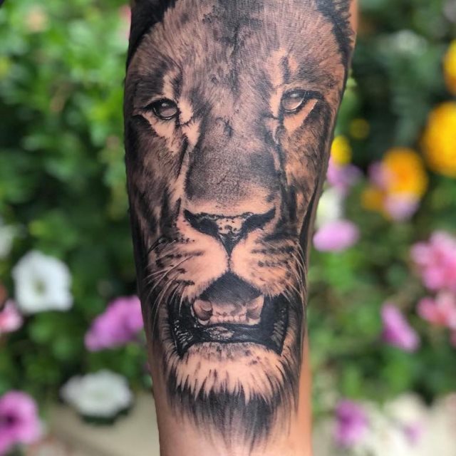 tattoo feminin lion 06