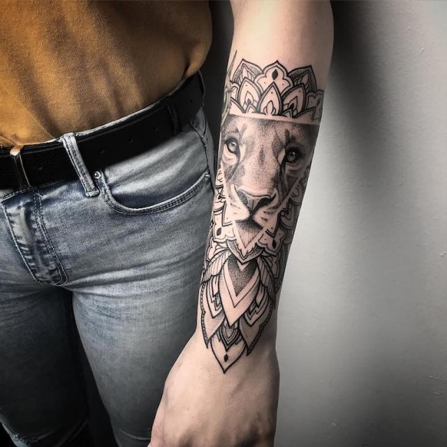 tattoo feminin lion 08