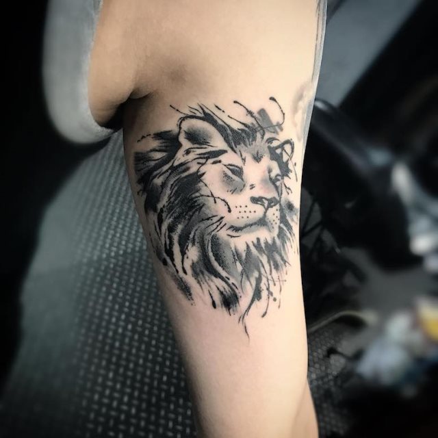 tattoo feminin lion 10