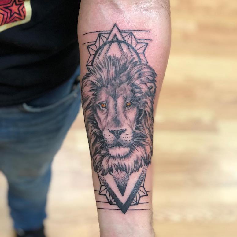 tattoo feminin lion 12