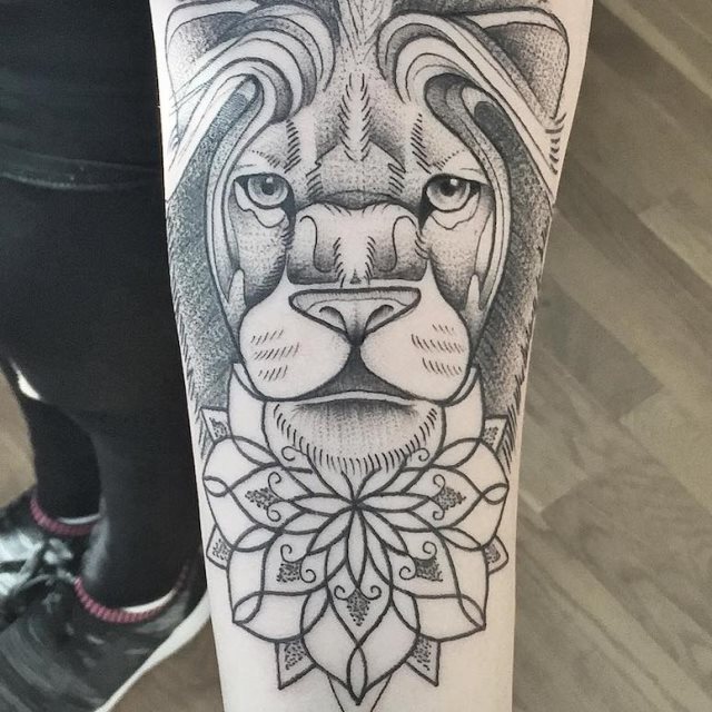 tattoo feminin lion 18