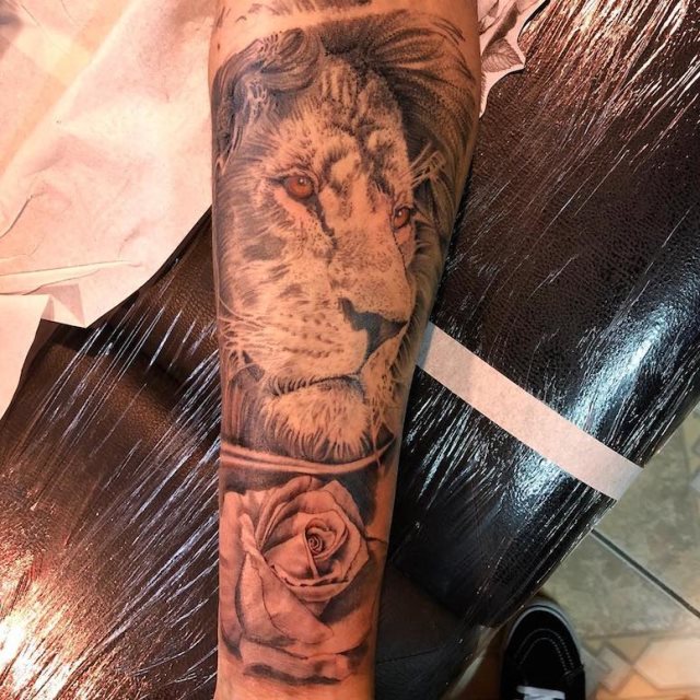tattoo feminin lion 20