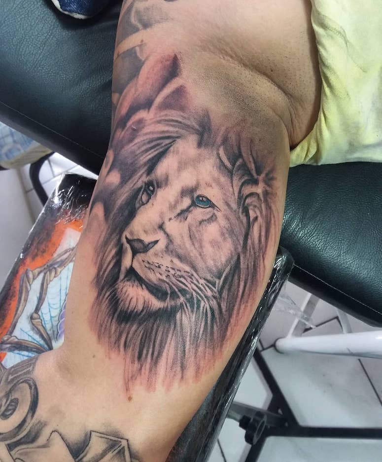 tattoo feminin lion 21