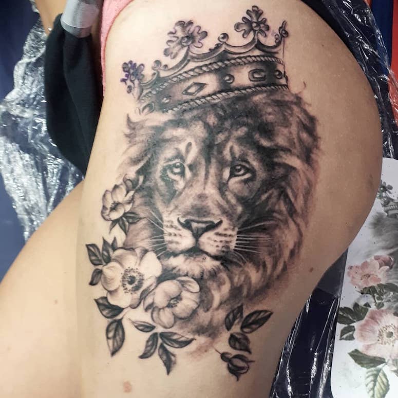 tattoo feminin lion 23