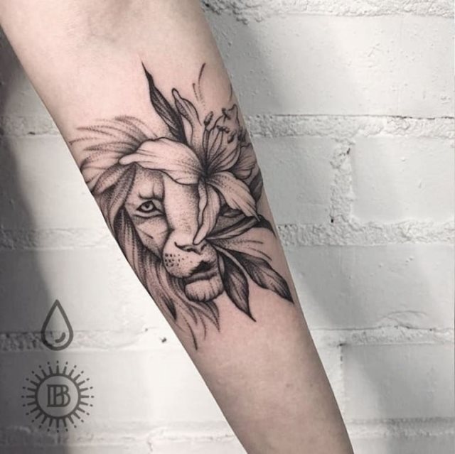 tattoo feminin lion 24