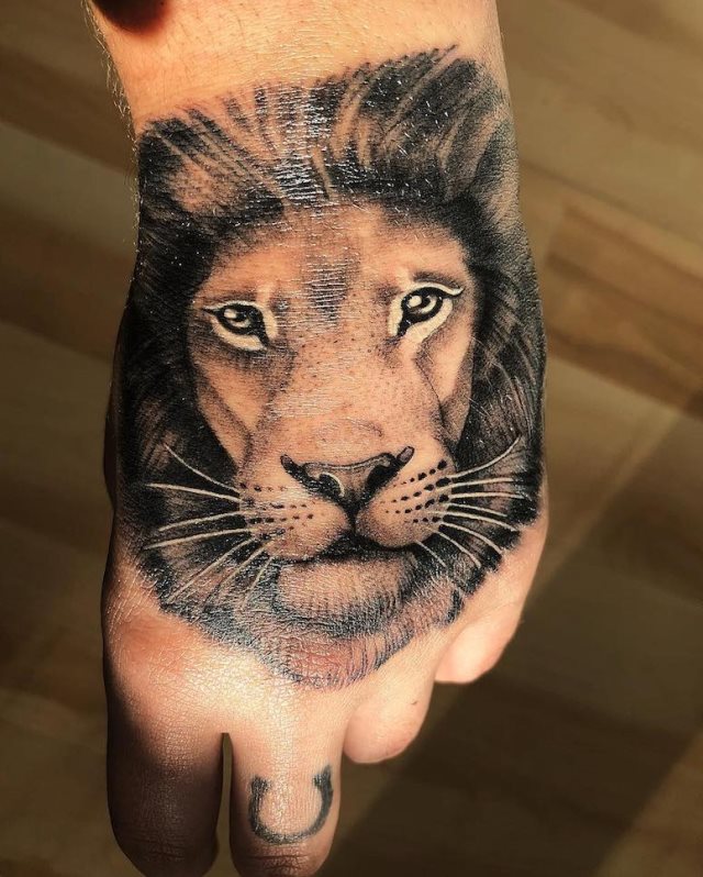 tattoo feminin lion 29