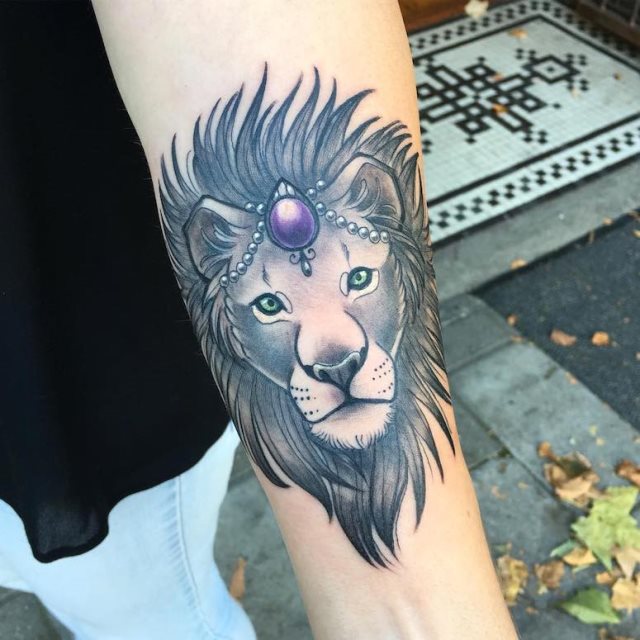 tattoo feminin lion 36