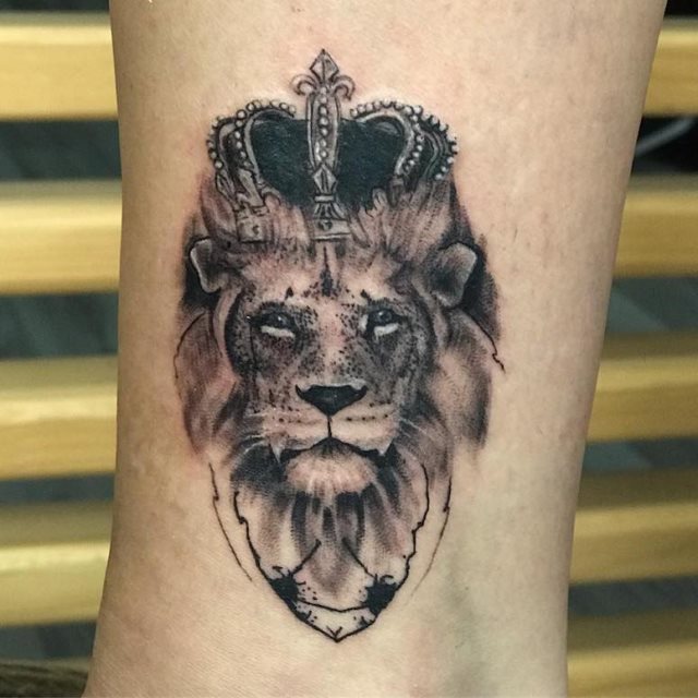 tattoo feminin lion 40
