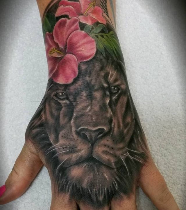 tattoo feminin lion 47