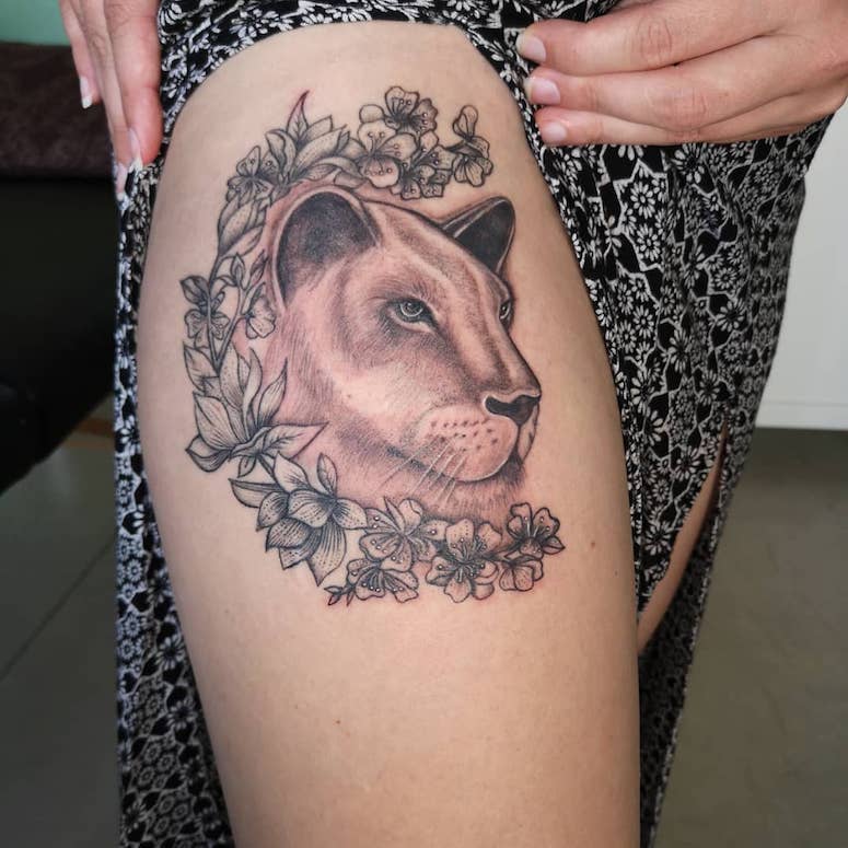 tattoo feminin lion 51